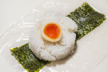 煮卵のおにぎり