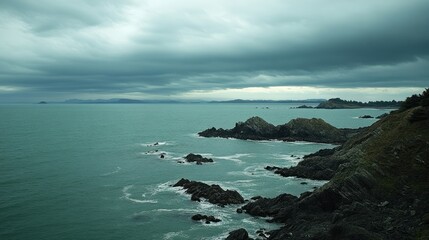 Obraz premium Dramatic Coastal Scene Under a Cloudy Sky