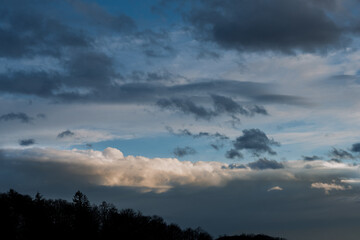 Obraz premium Sanfte weiche Sturmwolken am Abendhimmel
