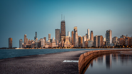 Naklejka premium the skyline of chicago at night