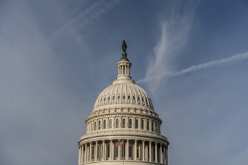 Obraz premium United States Capitol Building with blue sky background.
