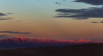 Fototapeta premium Sunrise over the mountains in a desert area creating a fine dawn background.