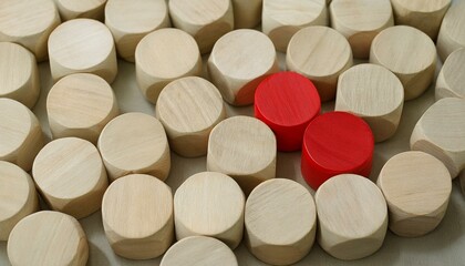 둥근 나무 블록들과 네모난 나무 블록이 섞여 있는 가운데, 유일하게 붉게 칠해진 삼각형 블록이 돋보이는 장면