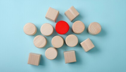 둥근 나무 블록들과 네모난 나무 블록이 섞여 있는 가운데, 유일하게 붉게 칠해진 삼각형 블록이 돋보이는 장면