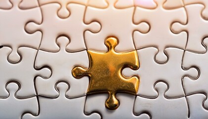 수많은 흰색 퍼즐 조각들로 이루어진 테이블 위에 하나의 금빛 퍼즐 조각이 중앙에 놓여 강렬하게 빛나는 장면