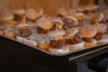 La nourriture pendant le vin d'honneur et la réception d'un mariage en France