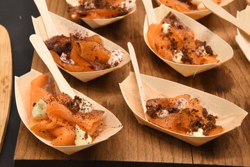 viele kleine Snacks als fingerfood in Schälchen aus Holz mit Lachs und Fleisch aus Norwegen 