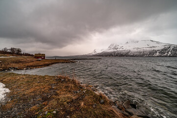 Tempesta invernale in arrivo, ventoso e nuvoloso. 