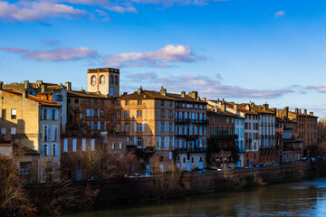 Fototapeta premium Houses and buildings on the banks of the Tarn in Montauban