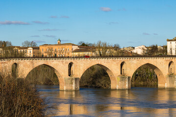 Obraz premium Pont Vieux crossing the Tarn in Montauban