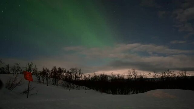 &ldquo;Una notte magica sotto il cielo artico, proprio al confine tra Norvegia e Finlandia. Le aurore danzavano leggere, accompagnate dal silenzio della neve. Un luogo dove il tempo si ferma.