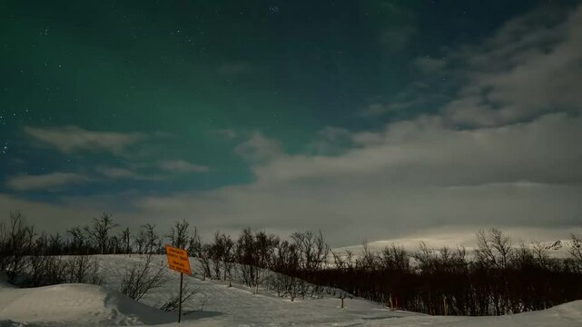 &ldquo;Una notte magica sotto il cielo artico, proprio al confine tra Norvegia e Finlandia. Le aurore danzavano leggere, accompagnate dal silenzio della neve. Un luogo dove il tempo si ferma.