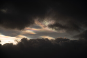 Obraz premium Queste immagini catturano l’affascinante fenomeno delle nuvole stratosferiche polari, viste sopra Tromsø, Norvegia. Uno spettacolo raro, dove il cielo si trasforma in un’opera d’arte naturale.