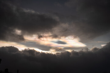 Fototapeta premium Queste immagini catturano l’affascinante fenomeno delle nuvole stratosferiche polari, viste sopra Tromsø, Norvegia. Uno spettacolo raro, dove il cielo si trasforma in un’opera d’arte naturale.