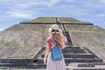 Naklejka premium Female tourist exploring Teotihuacan, Mexico. Cultural heritage, ancient ruins, and archaeological adventure concept