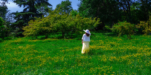 A girl in white clothes and a hat