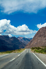 Ruta Argentina entre las montañas de la cordillera de los Andes, en Mendoza