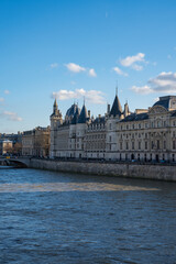 Obraz premium Majestic riverside architecture along the Seine under a blue sky