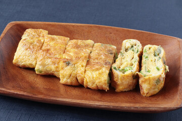 カットしたネギ入り卵焼き