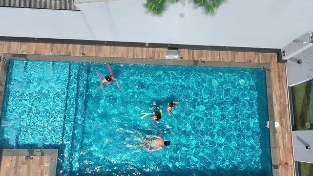 familia em piscina no ver&atilde;o 