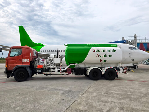 airplanes and fuel tank trucks at airports, sustainable aircraft fuel or safety is renewable energy made from organic materials that are more environmentally friendly, low carbon.