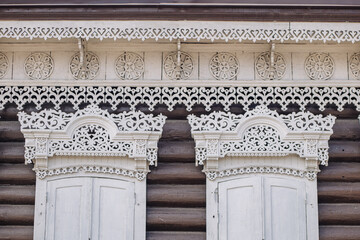 Obraz premium Intricate carvings adorn a traditional russian wooden house, showcasing the rich history of craftsmanship and architectural detail