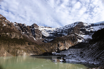 Cerro tronador con lago