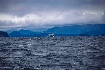 Bote en el rio monta&ntilde;oso