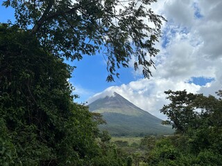 Obraz premium Arenal Volcano Far Costa Rica