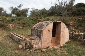 Viejo pozo  cubierto, con abrevadero, en Jana, provincia de Castellón, España