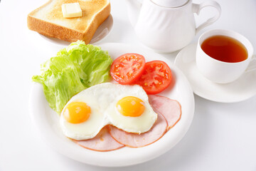 ハムエッグ朝食