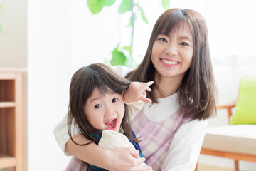 女の子を抱きしめる保育士のポートレート