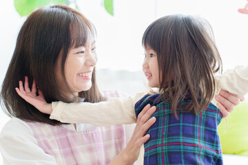Fototapeta premium 女の子と遊ぶ保育士