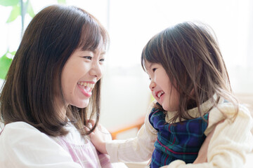 女の子と遊ぶ保育士