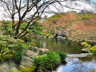 Obraz premium Traditional Japanese garden with pond and waterfall
