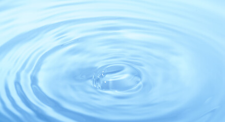 美しい水面の波紋