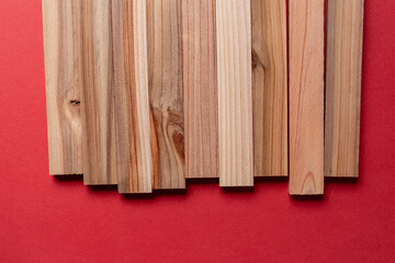 赤背景に並ぶ木の板