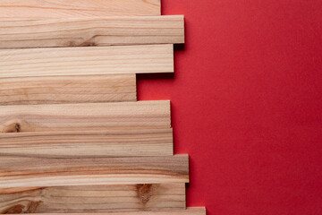 赤背景に並ぶ木の板