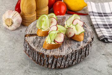 Bruschetta with soft cheese and cucumber