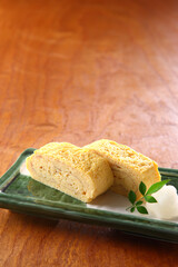 二切れの卵焼き　木目背景