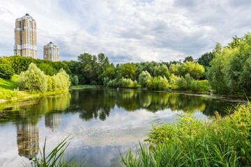 Obraz premium park of the 50th anniversary of the October Revolution on the banks of the Ramenka River in Moscow, Russia 