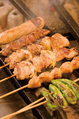 炭火で焼き上げる焼鳥