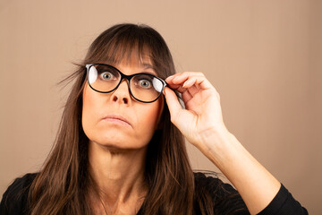 Frau, Gesicht, Brille, kritisch