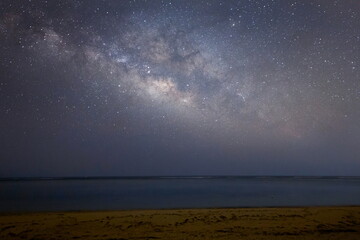 沖縄の嘉陽ビーチの浜で望む天の川の中心部分
