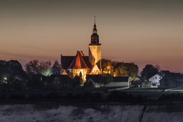 wieża kościoła wiejskiego w nocy na tle zachodzącego słońca © Henryk Niestrój