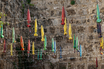 Parapluies colorés décoratifs suspendus