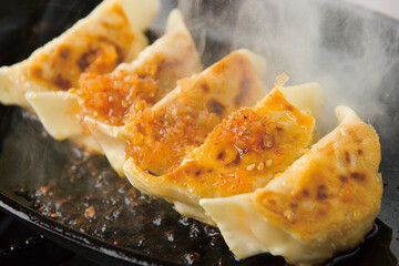 鉄板で焼いてる餃子のイメージ