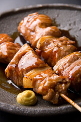 お皿に盛られた室蘭やきとり｜Muroran Yakitori Skewers Dipped in Sweet Soy Sauce Glaze and mustard