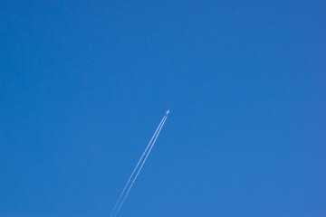 朝空と飛行機雲
