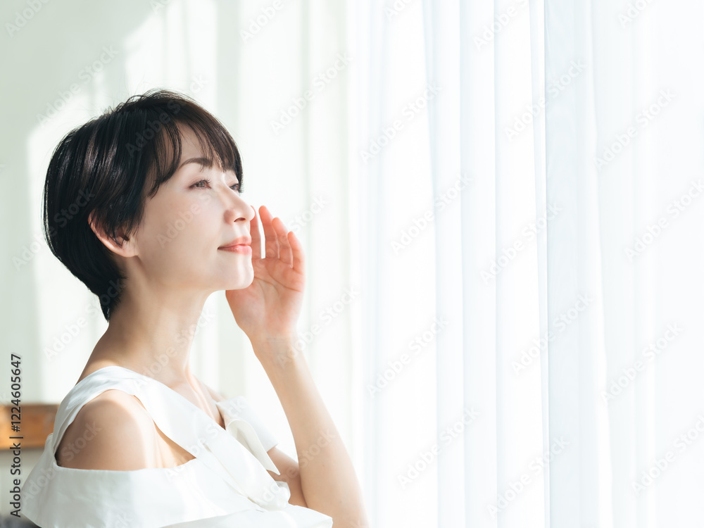 Poster 女性、日本人、UVケア、日焼け止め、アンチエイジング、美容、スキンケア、ナチュラル、コスメ、明るい、自然光、紫外線、太陽光、ビューティー、ビューティ、美肌、美白、美顔、エイジングケア、肌ケア、セルフケア、ニキビケア、化粧品、メイク、エステ、サロン、オトナ、きれいめ、キレイめ、シンプル、清潔感、上品、清楚、透明感、40代、ミドル、ミドルエイジ、中年、窓際、カーテン、ポートレート、コピースペース、広告